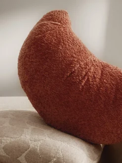 Cojín en forma de croissant en tejido bouclé Francois