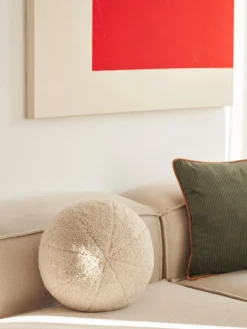 Cojín esférico de borreguillo Dotty