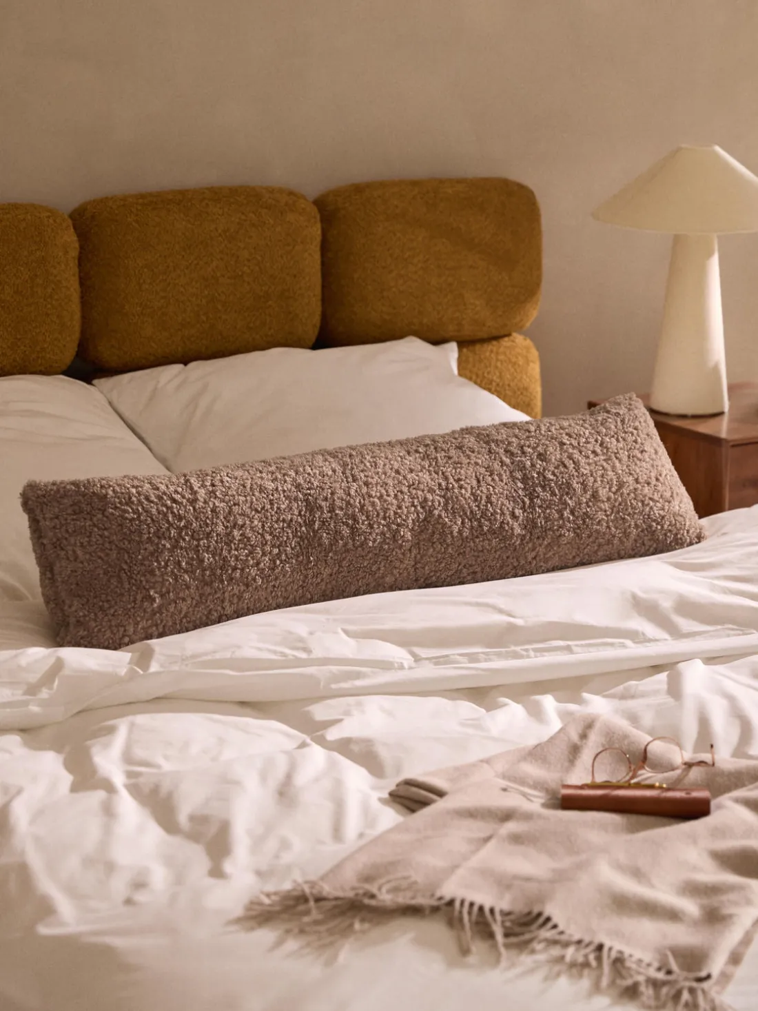 Cojín grande de borreguillo Dotty