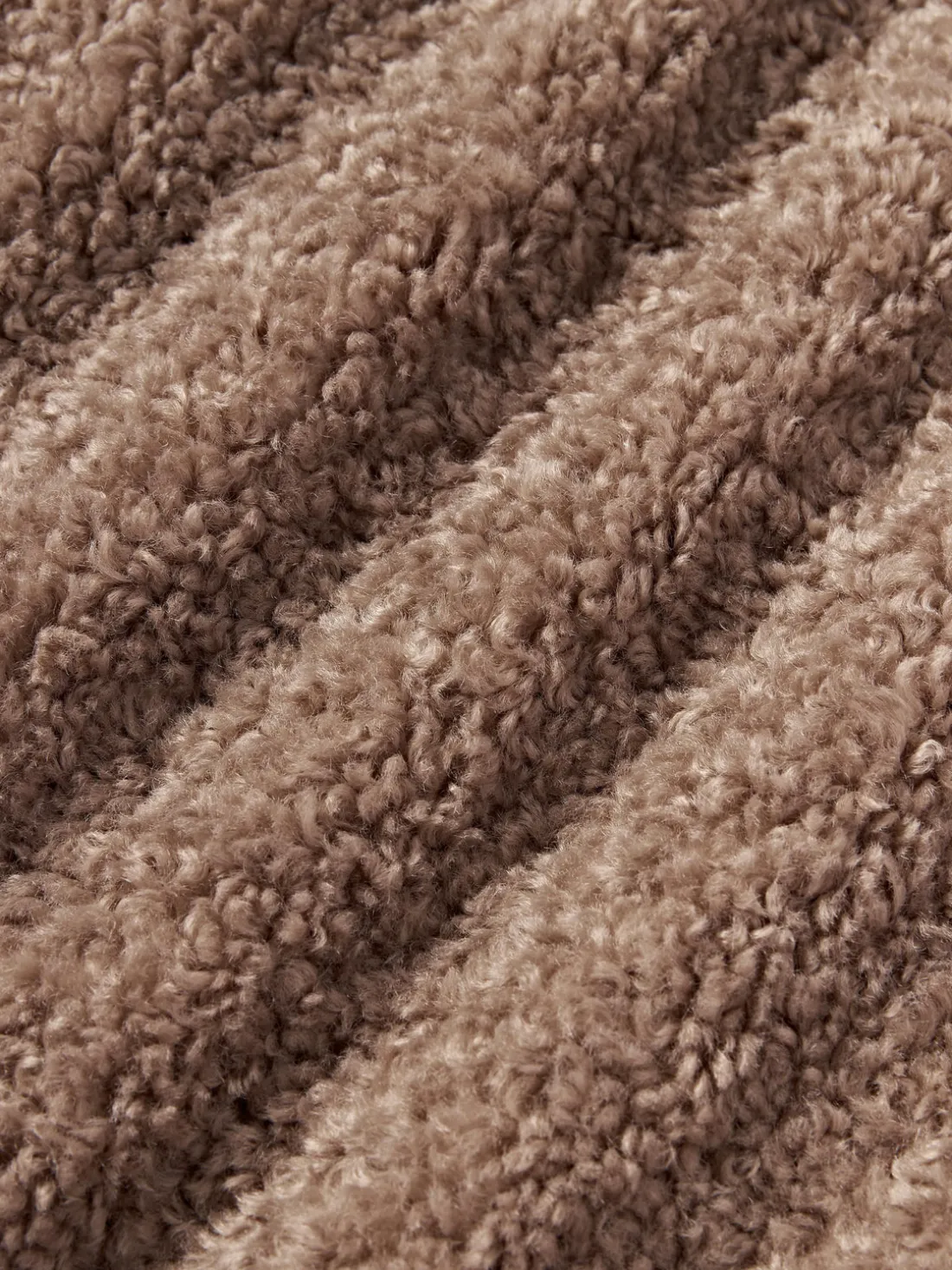 Cojín grande de borreguillo Dotty