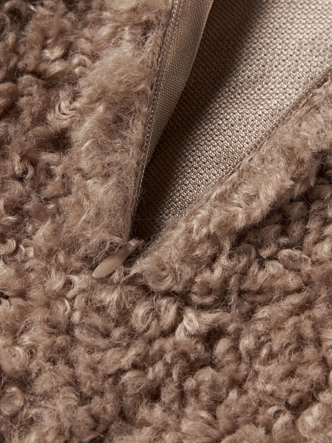 Cojín grande de borreguillo Dotty