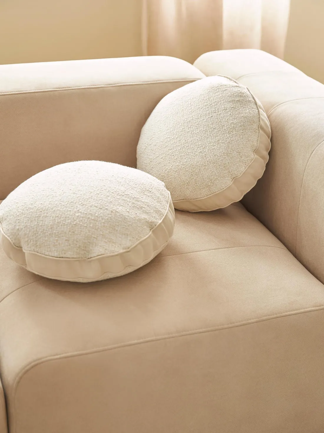 Cojín redondo en tejido bouclé con ribete Aya