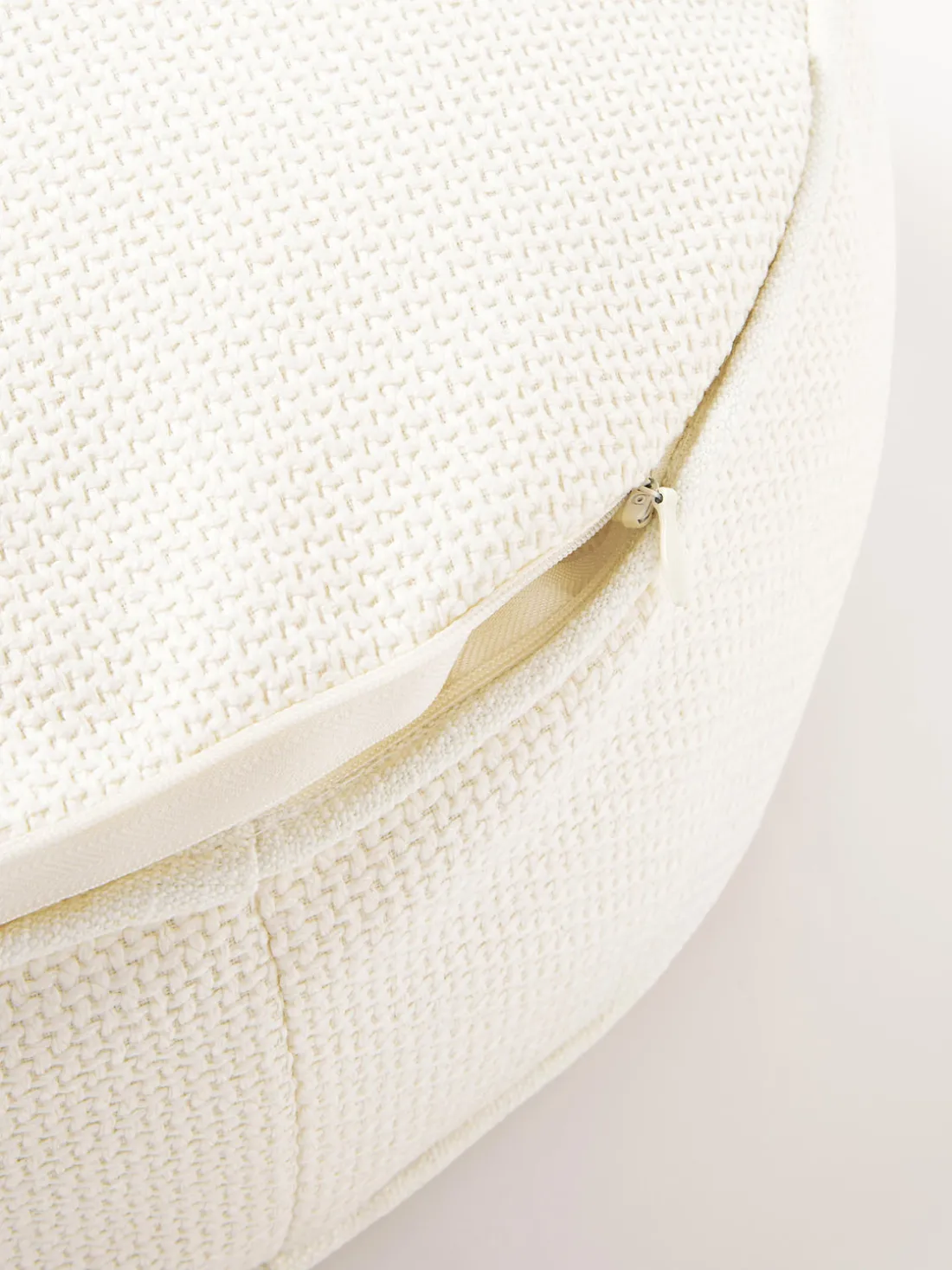 Cojín redondo en tejido bouclé con ribete Aya