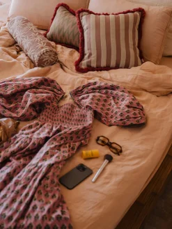 Cojín reversible artesanal para exterior Jackie & Rosita