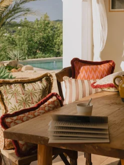 Cojín reversible artesanal para exterior Jackie & Rosita