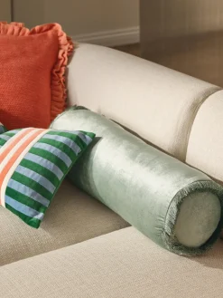 Cojín rulo co flecos Nikita