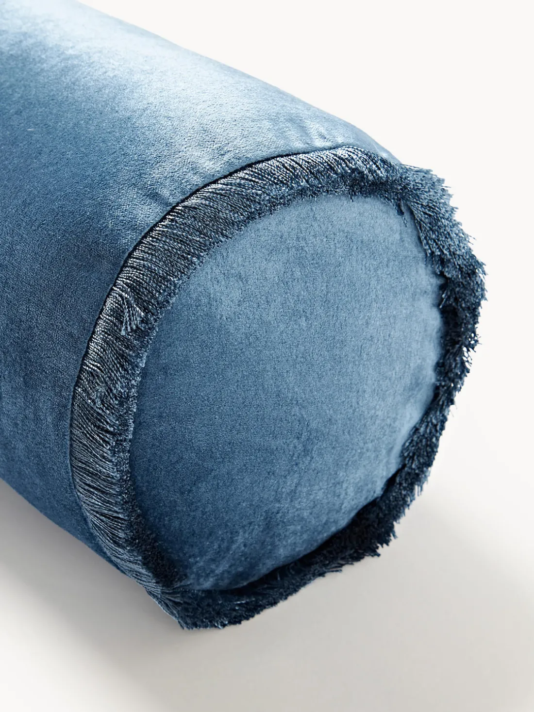 Cojín rulo co flecos Nikita