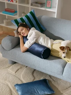 Cojín rulo co flecos Nikita