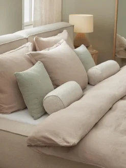 Cojín rulo en tejido bouclé con ribete Aya