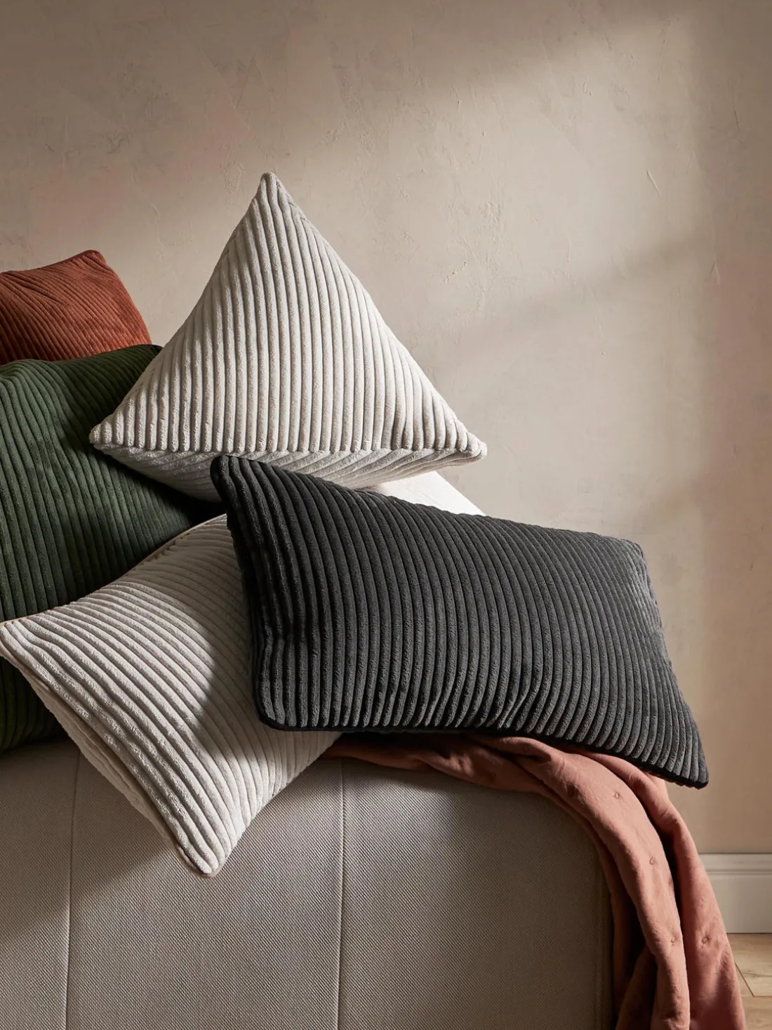 Cojín triangular de pana Kylen