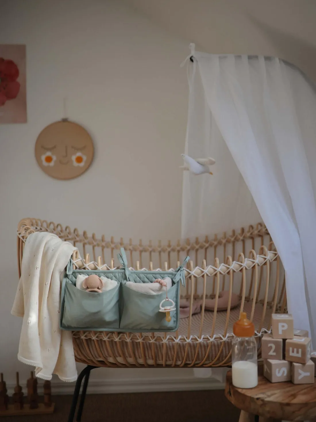 Cuna artesanal de ratán Lola