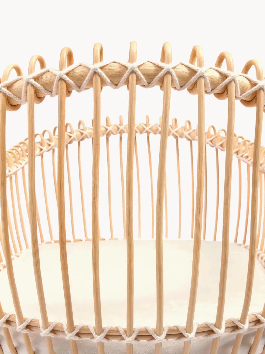 Cuna artesanal de ratán Lola