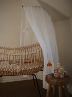 Cuna artesanal de ratán Lola