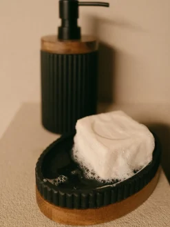 Dosificador de jabón con adorno de madera Laura