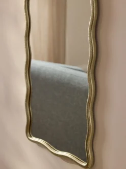 Espejo de cuerpo entero de metal ondulado Reggie