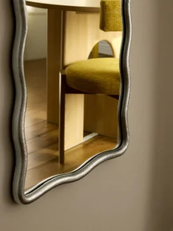 Espejo de cuerpo entero de metal ondulado Reggie