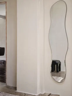 Espejo de cuerpo entero en forma orgánica Pond