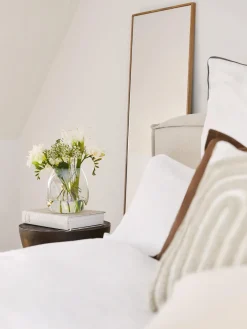 Espejo de pared con marco de madera de roble Avery