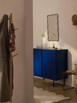 Espejo de pared con marco de metal ondulado Reggie