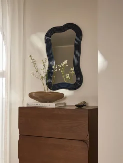 Espejo de pared con marco ondulado Cosimo