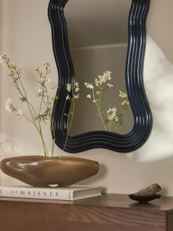 Espejo de pared con marco ondulado Cosimo