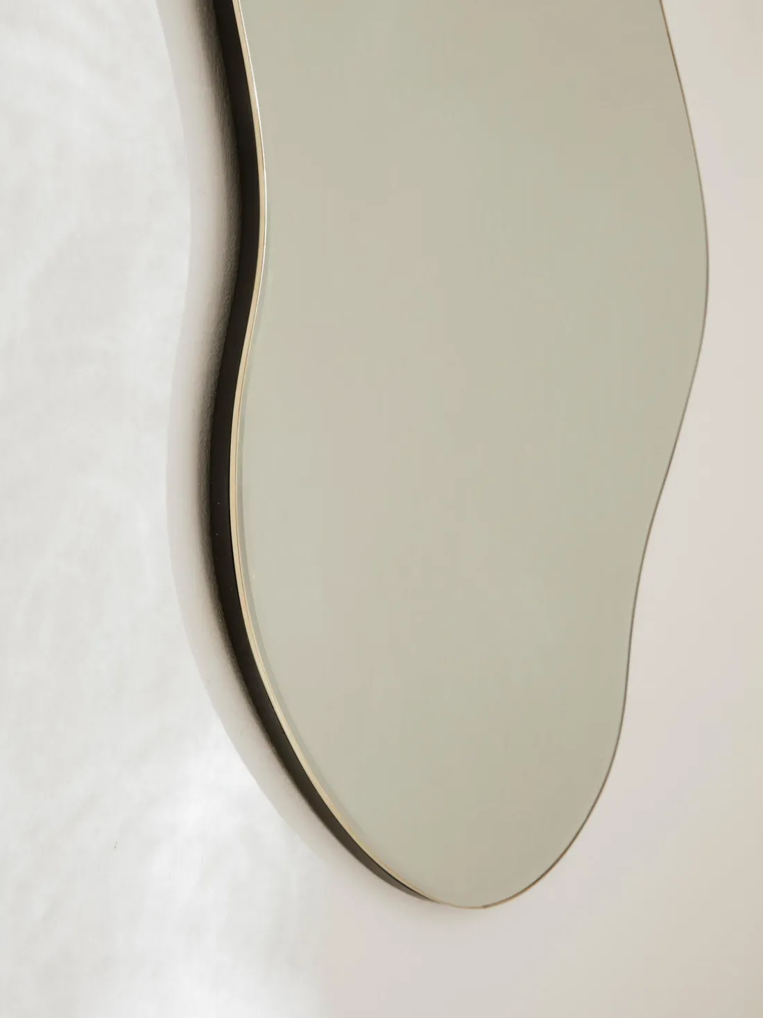 Espejo de pared de forma orgánica Pond