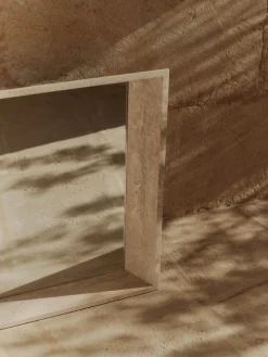 Espejo de pared de travertino Lancet