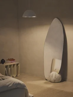 Espejo de pie con base en look mármol Bonita