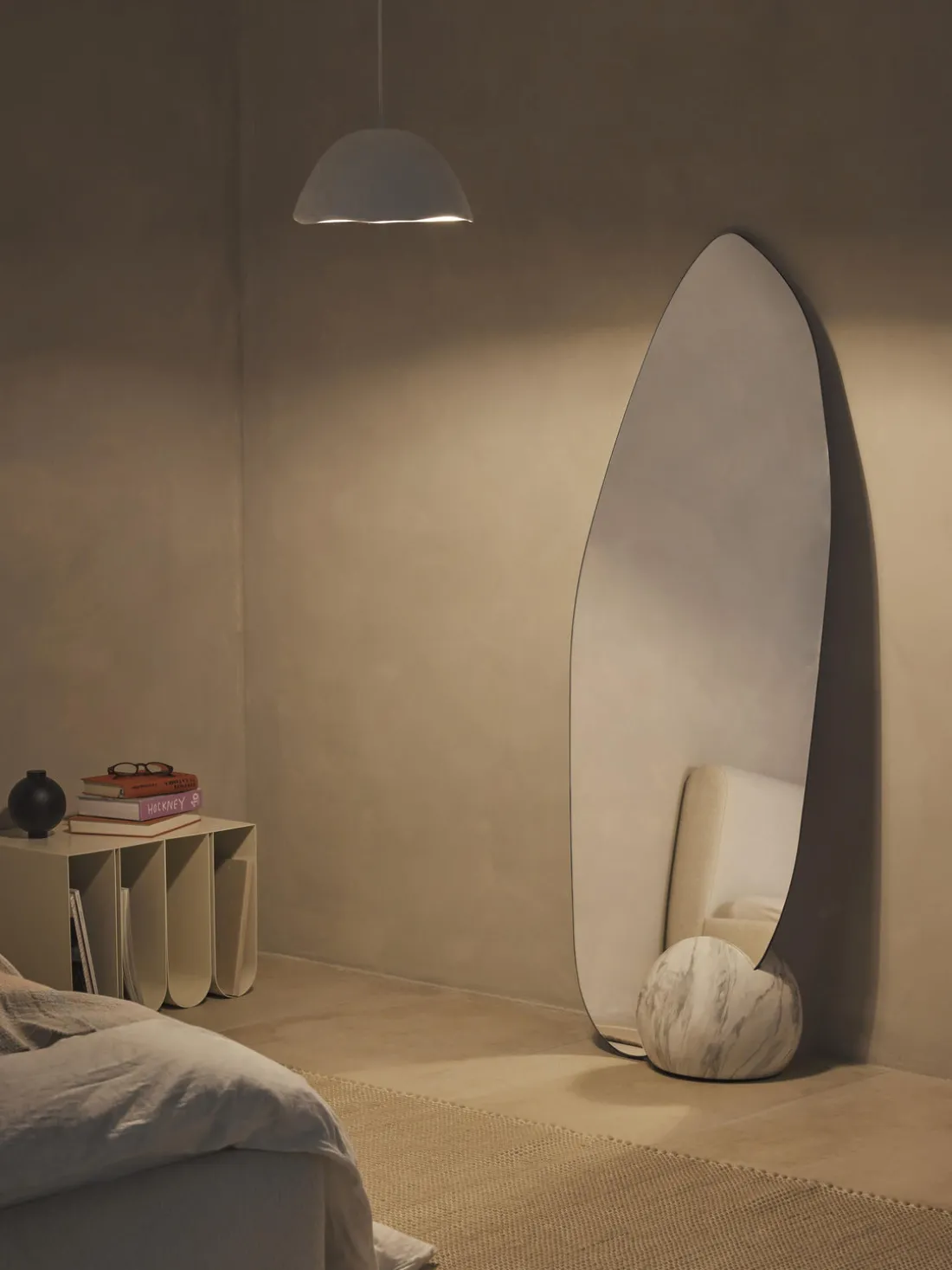 Espejo de pie con base en look mármol Bonita