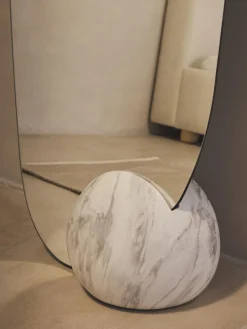 Espejo de pie con base en look mármol Bonita