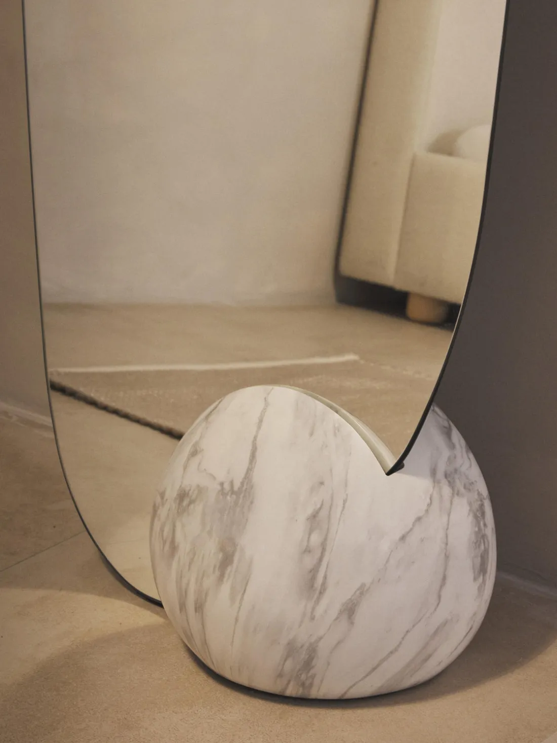 Espejo de pie con base en look mármol Bonita