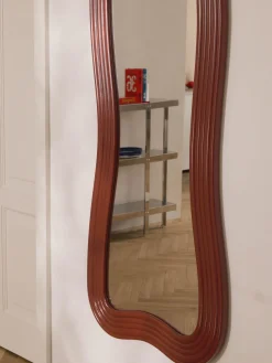 Espejo de pie con marco ondulado Cosimo