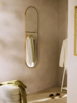 Espejo ovalado de pie con marco de roble Avery