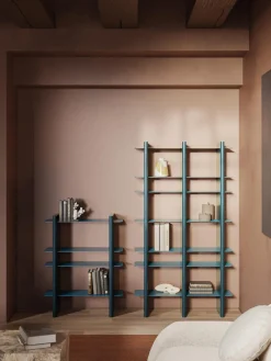 Estantería alta con elementos de metal Rami