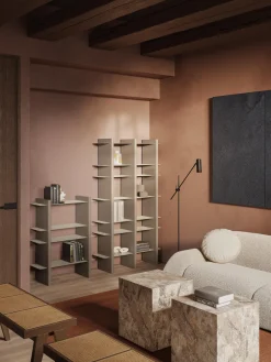 Estantería alta con elementos de metal Rami