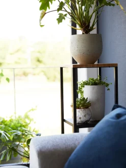 Estantería estrecha de metal y bambú Tower