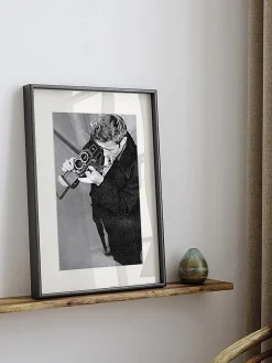 Fotografía enmarcada James Dean with Camera