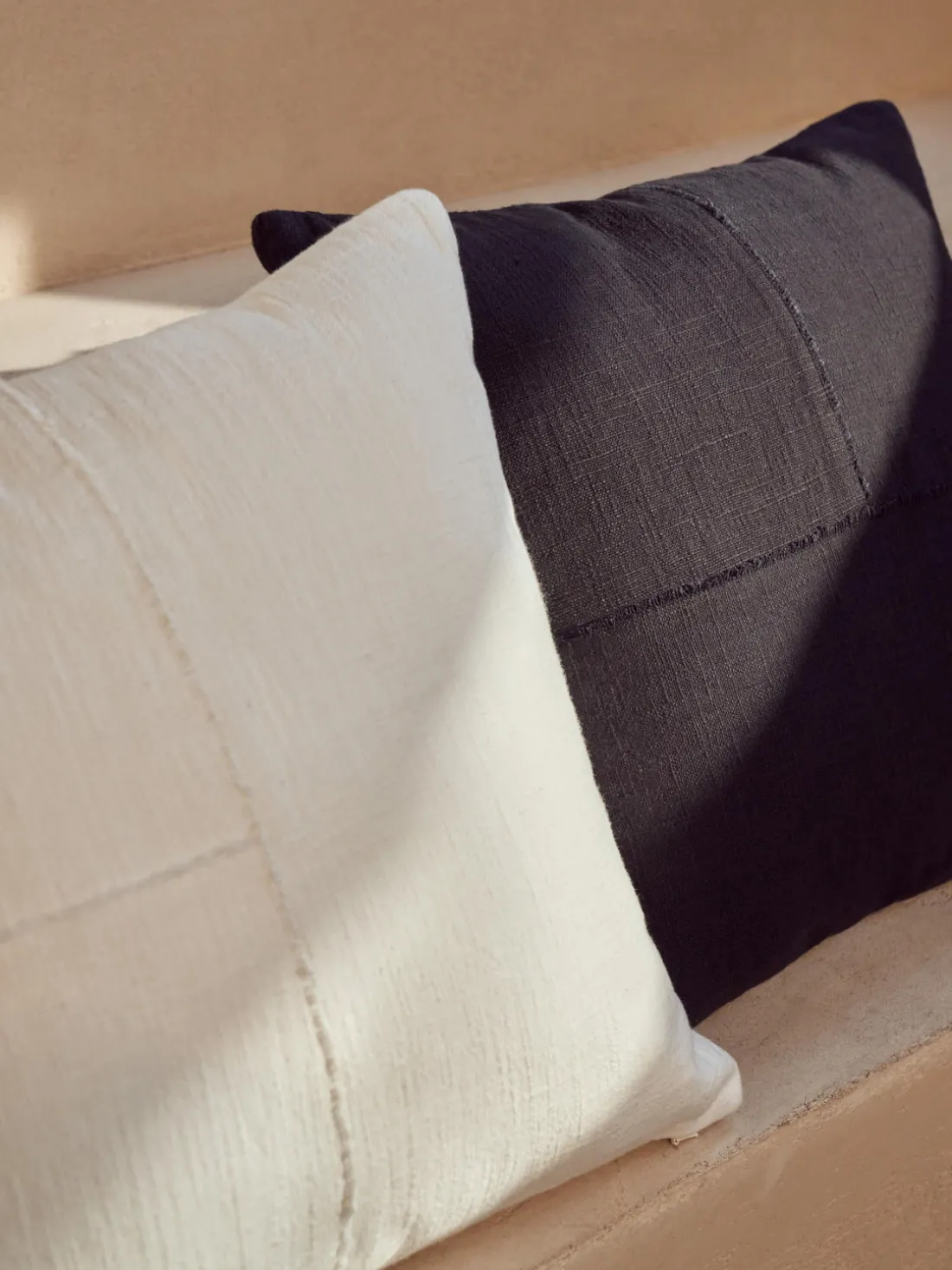 Funda de cojín artesanal con costura decorativa Terre