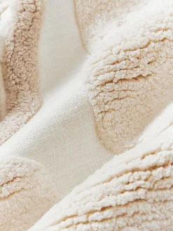 Funda de cojín artesanal con relieves Coraline