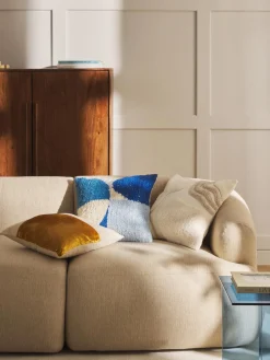 Funda de cojín artesanal con relieves Coraline