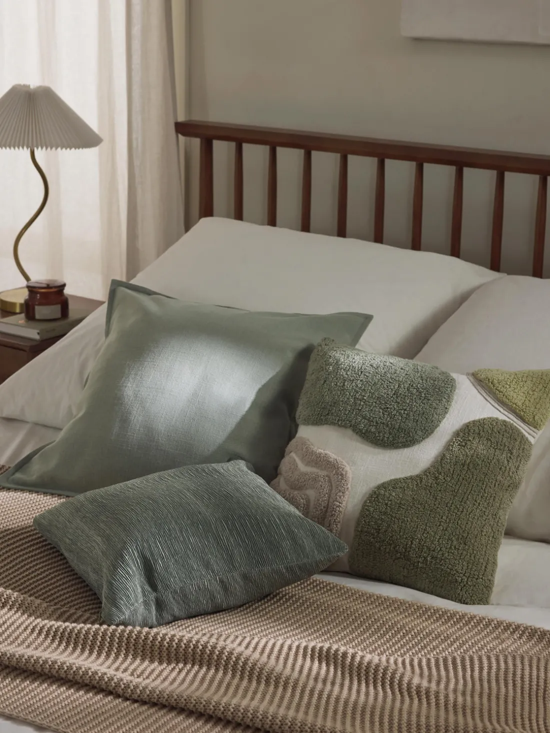 Funda de cojín artesanal con relieves Coraline