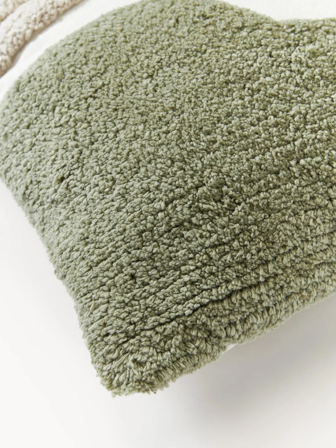 Funda de cojín artesanal con relieves Coraline