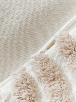 Funda de cojín artesanal con relieves Coraline