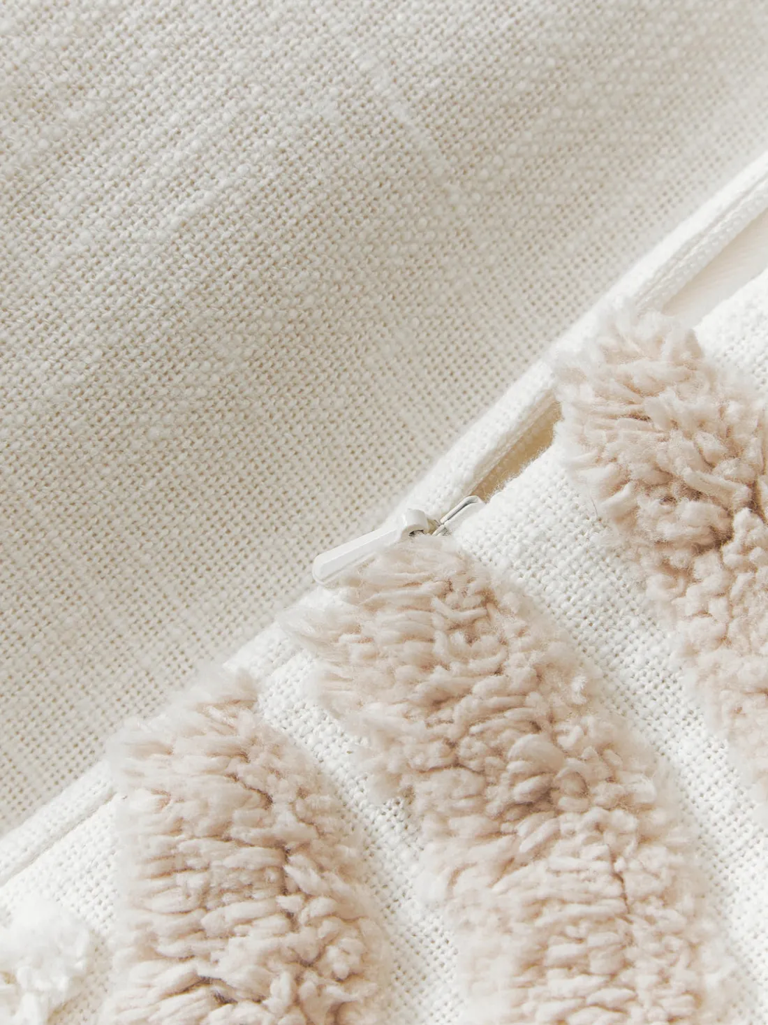 Funda de cojín artesanal con relieves Coraline