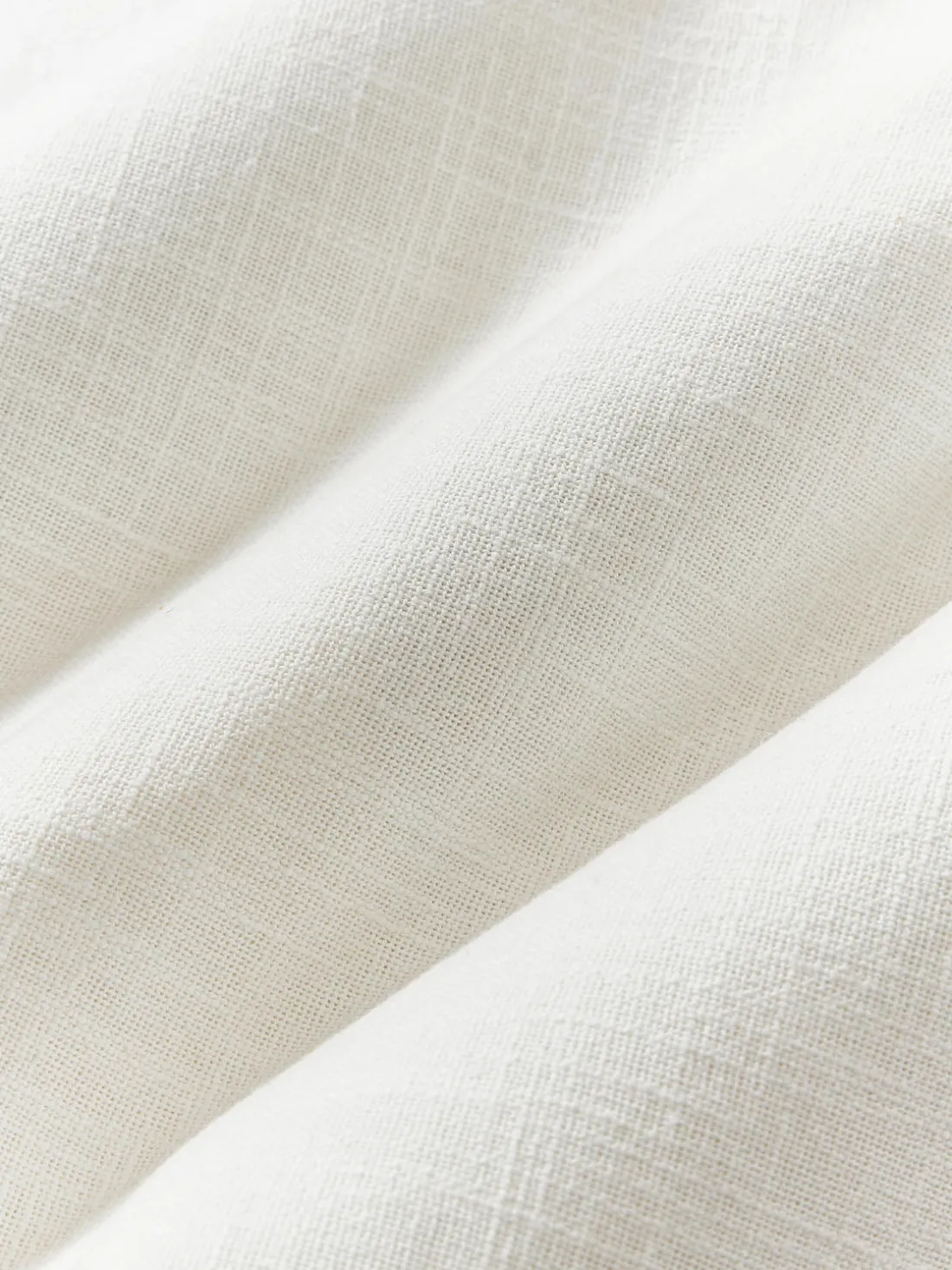 Funda de cojín artesanal con relieves Coraline