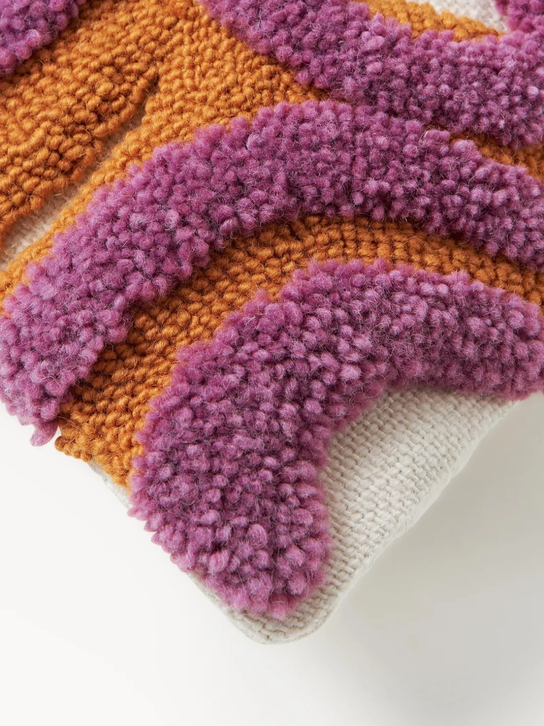 Funda de cojín artesanal con tejido capitoné Jiri