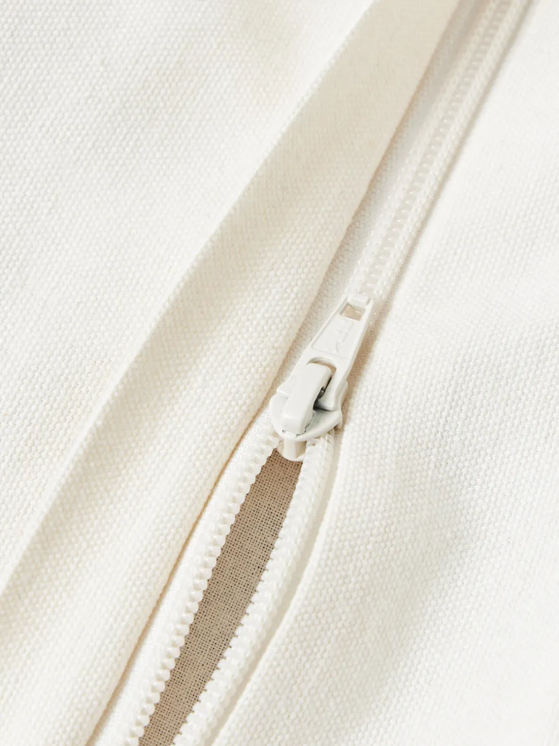 Funda de cojín artesanal con tejido capitoné Jiri