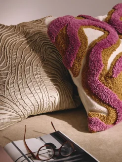 Funda de cojín artesanal con tejido capitoné Jiri