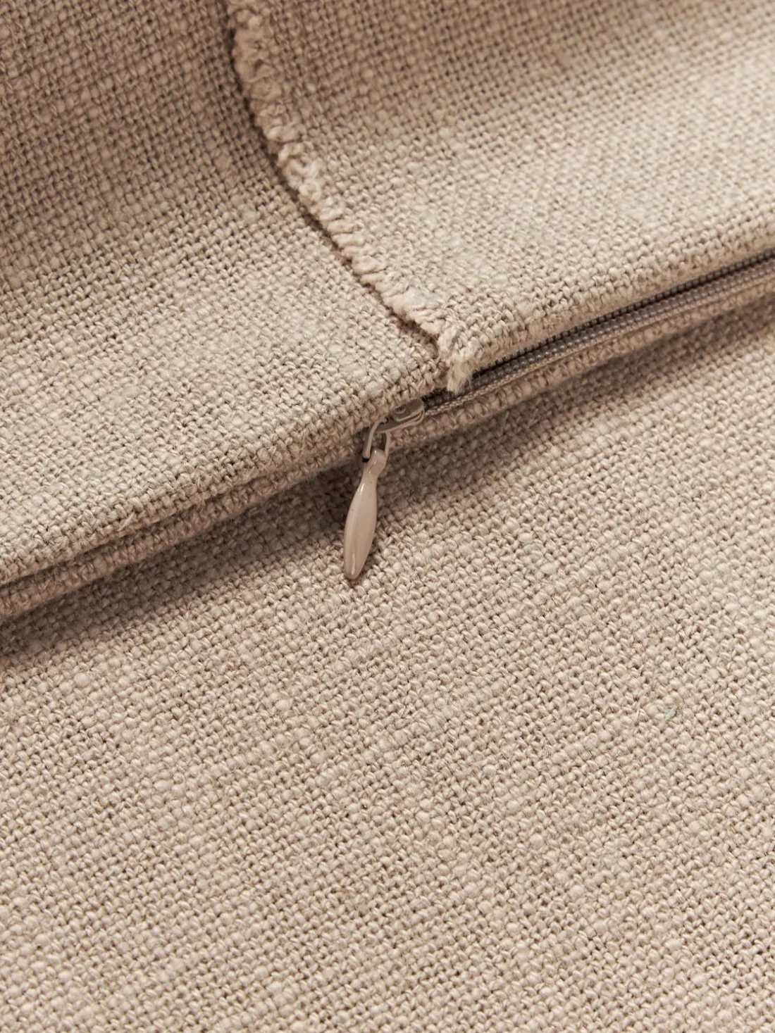 Funda de cojín artesanal con costura decorativa Terre