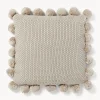 Funda de cojín de punto con pompones Molly